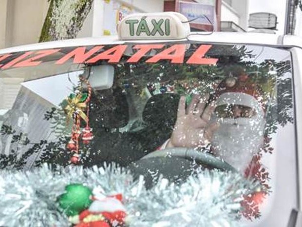 Desde o início de dezembro, o taxista se veste de Papai Noel (Foto: Eduardo Montecino/OCP)