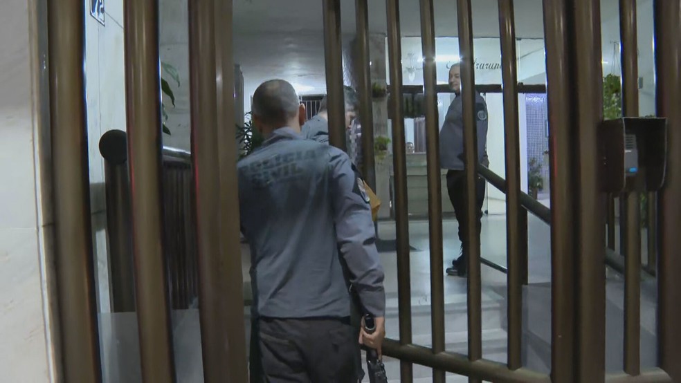 Agentes cumprem mandado contra Filipe Ret no apartamento do cantor, no Flamengo — Foto: Reprodução/ TV Globo