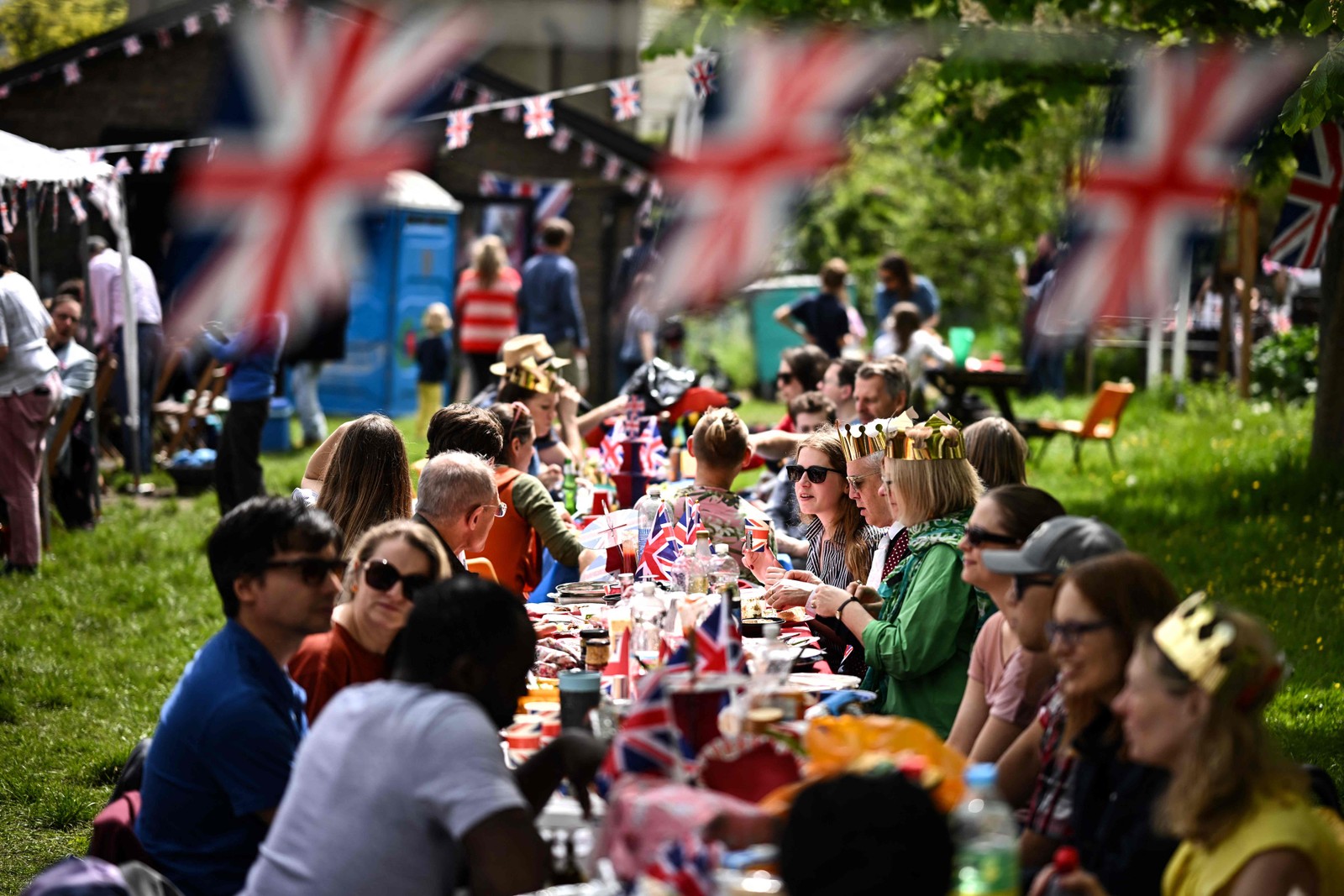 Pessoas participam de um grande almoço da coroação em Brixton, sul de Londres — Foto: Ben Stansall / AFP