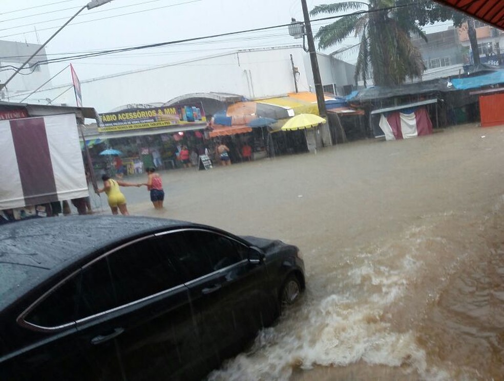 Rua ficou alagada durante temporal (Foto: WhatsApp/Reprodução)