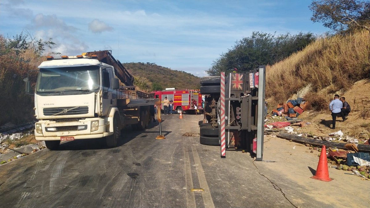 Caminhoneiro morre em capotamento na BR-251, em Francisco Sá