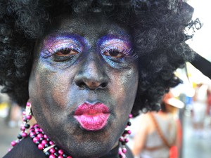 Homem fantasiado manda beijo para a câmera durante desfile do bloco Boitatá, no Rio (Foto: Fábio Costa/G1)