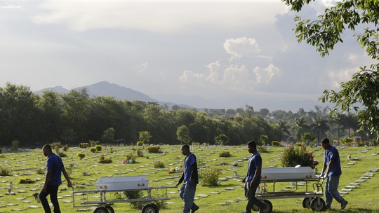 Vítimas de acidente em Guapimirim são enterradas em São Gonçalo