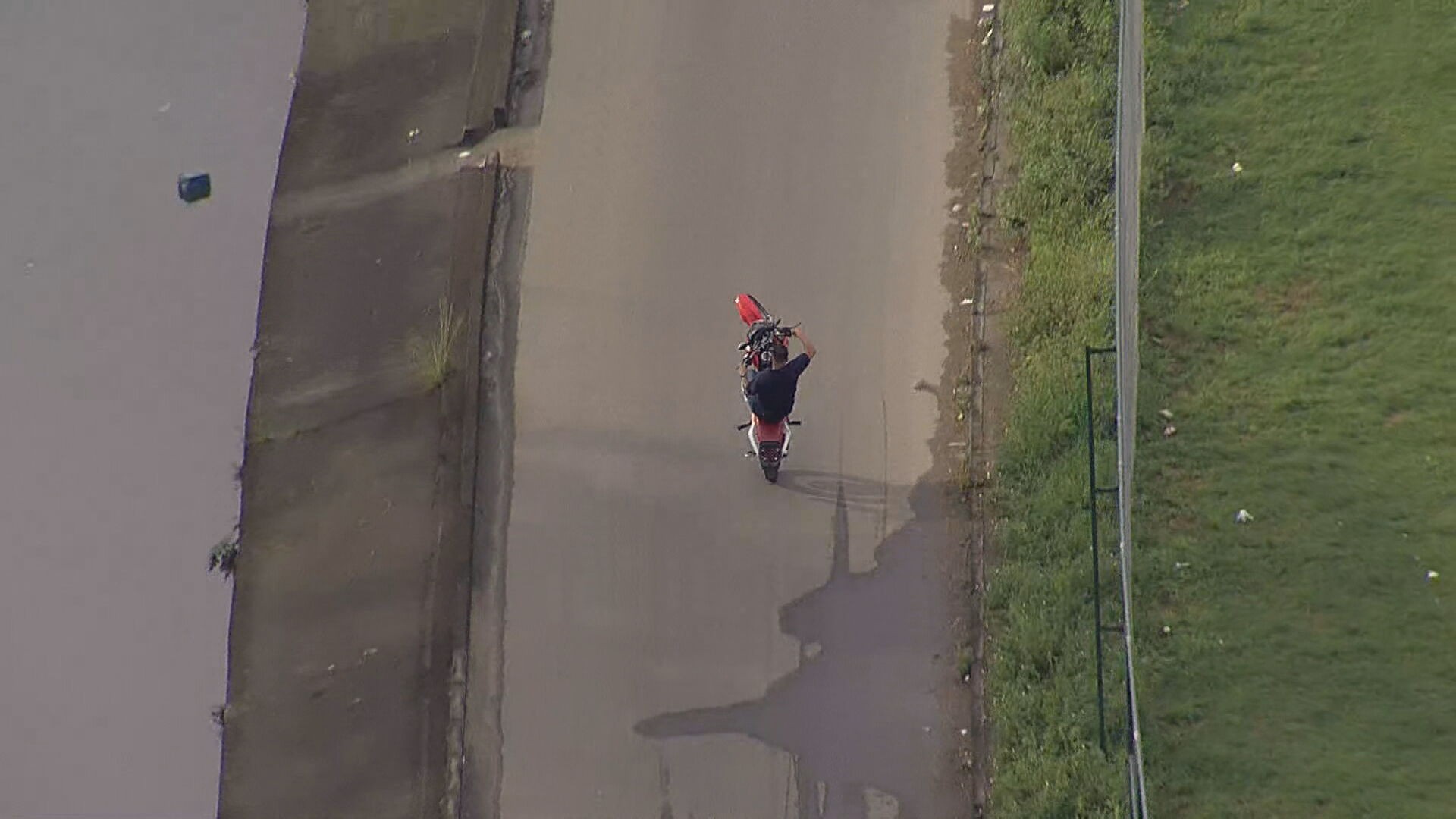 Homem é flagrado empinando moto sem placa em uma das ruas mais movimentadas de bairro na Zona Norte do Rio