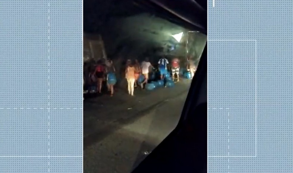 Motoristas morreram após batida entre caminhão e caçamba na BR-110, no interior da Bahia e populares saquearam carga de botijão de gás — Foto: Reprodução/TV Bahia 