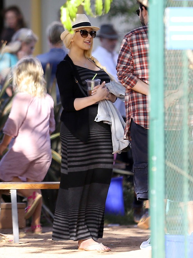 Christina Aguilera passeia (Foto: The Grosby Group)