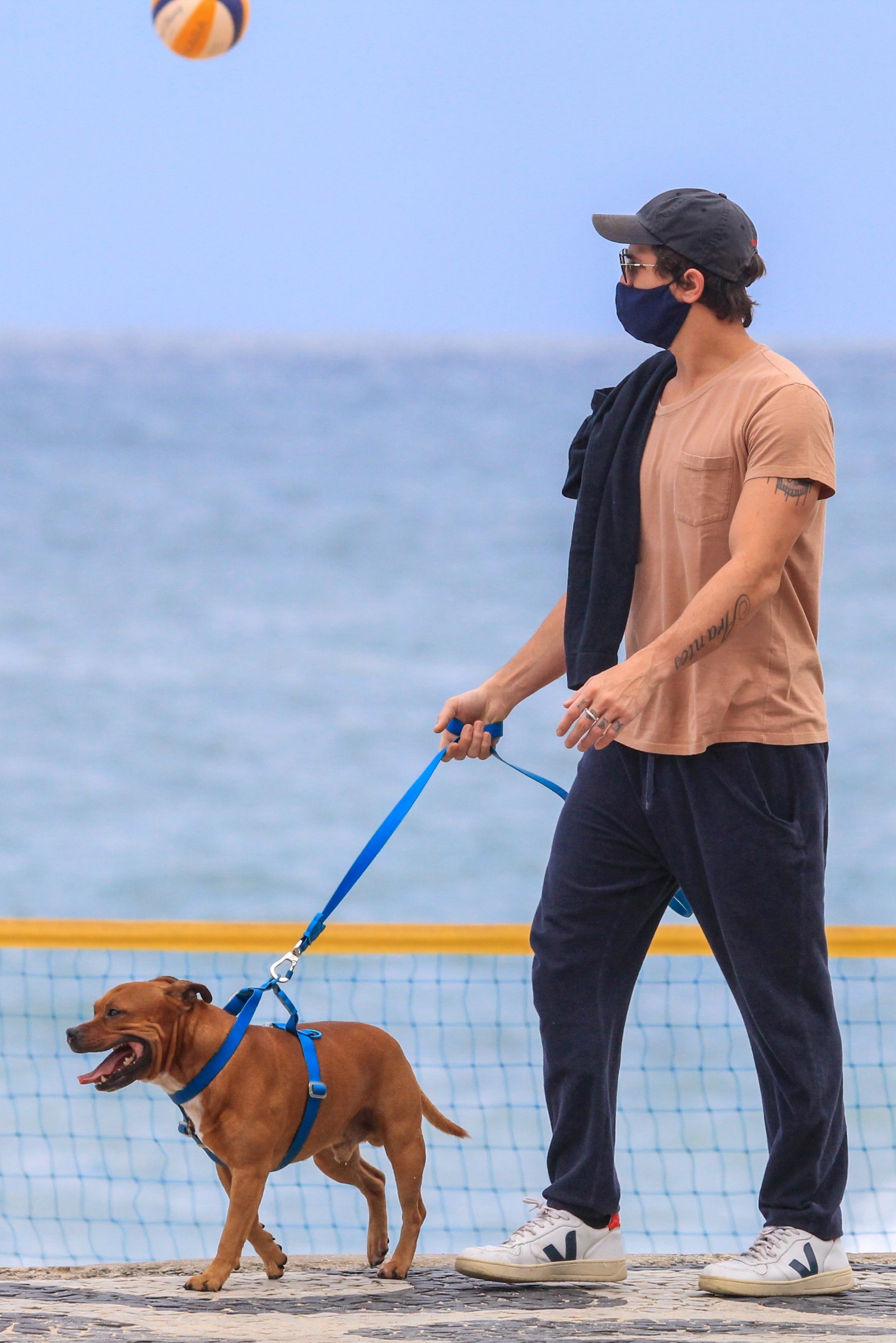 Rômulo Arantes Neto passeia com seu cachorro (Foto: JC Pereira/AgNews)