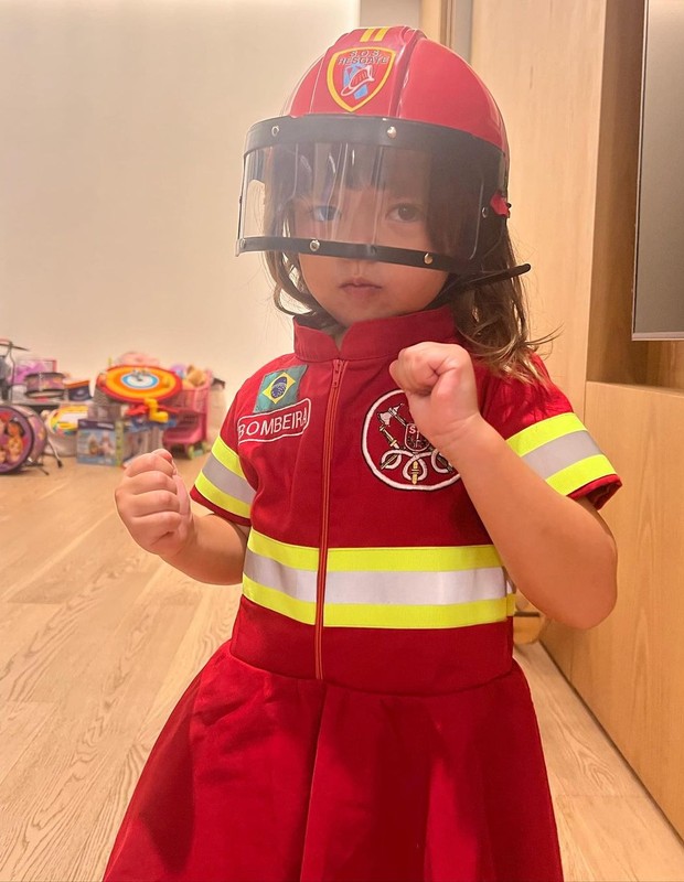 Zoe, filha de Sabrina Sato e Duda Nagle, posa vestida de bombeira (Foto: Reprodução/Instagram)