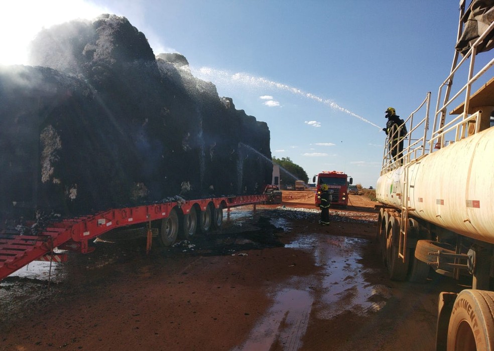 Foram mais de 50 mil litros de água para combater as chamas — Foto: Corpo de Bombeiros/Divulgação