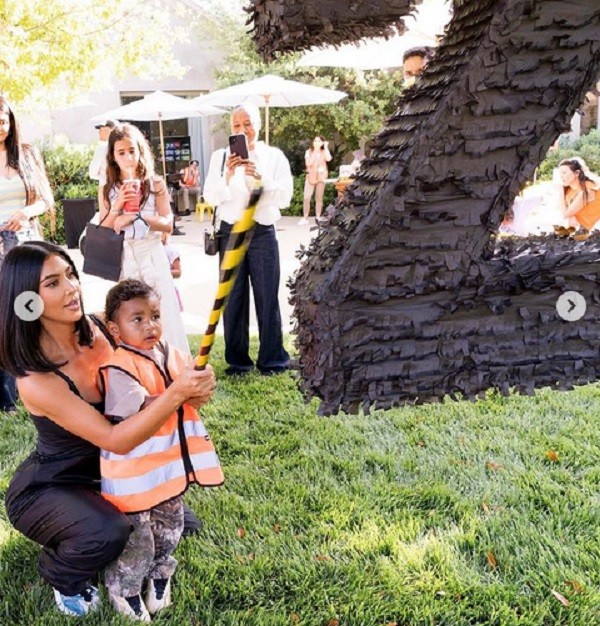 Kim Kardashian com o filho Psalm na festa de aniversário de 2 anos da criança (Foto: Instagram)