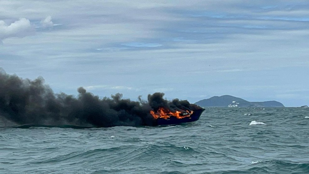 Lancha pegou fogo no mar em Praia Grande neste sábado (19) — Foto: Arquivo pessoal/José Adilson de Carvalho