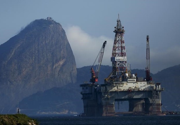 Plataforma de petróleo na Baía da Guanabara (Foto: Pilar Olivares/Reuters)