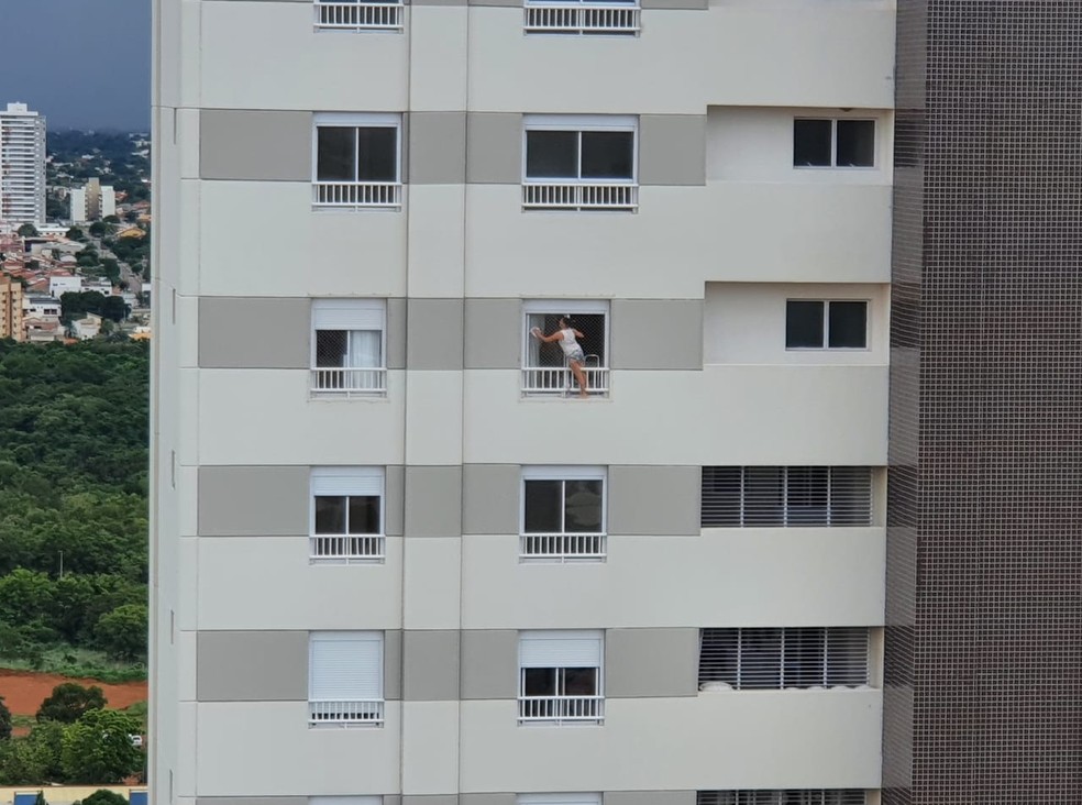 Mulher limpa vidros no 22º andar  — Foto: Divulgação