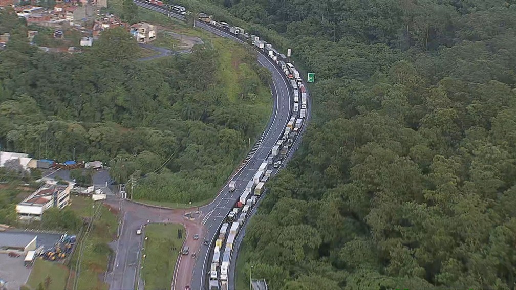 Fila de carros parados aguardando liberação de trecho bloqueado por conta de alagamento em SP — Foto: Reprodução/TV Globo
