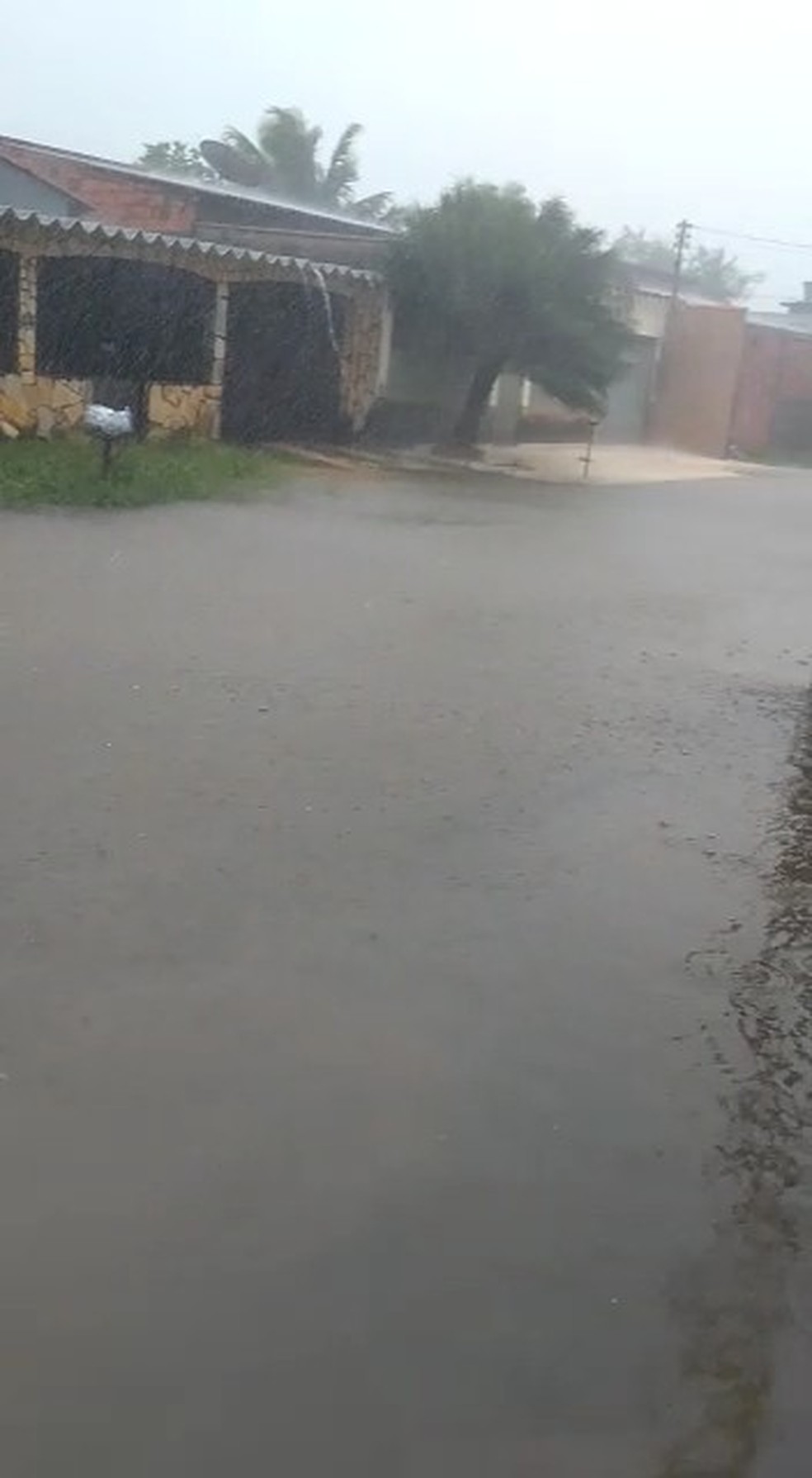 Chuva deixou ruas alagadas em bairros de Rio Branco — Foto: Reprodução