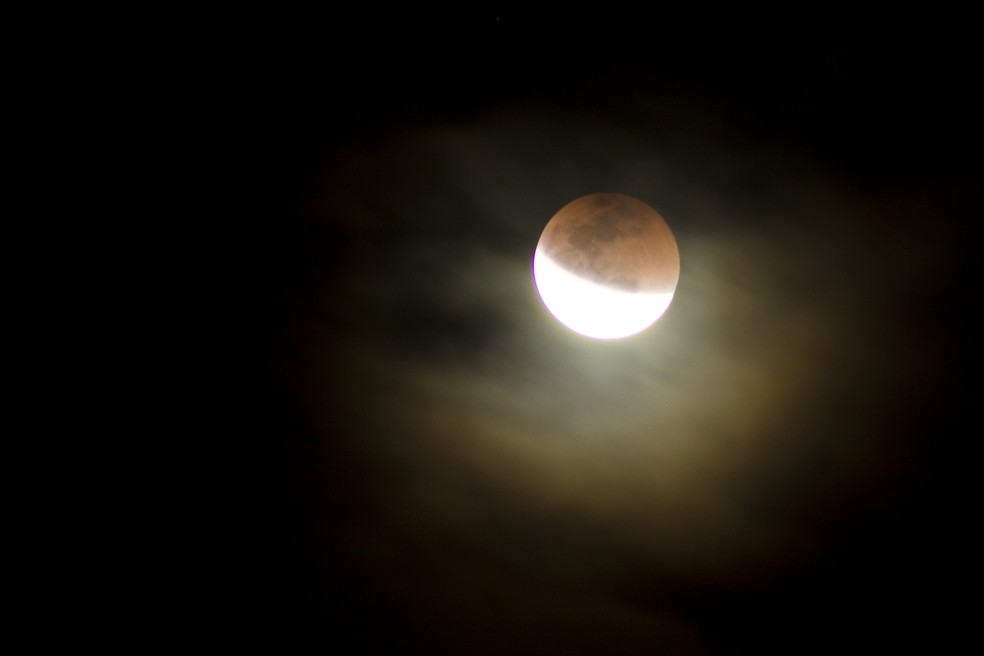 Apesar do tempo nublado, eclipse foi visto de Natal (Foto: Clodoaldo Damasceno)