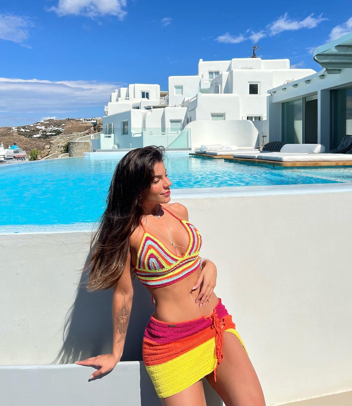 Hariany celebra 25 anos com foto de biquíni em Mykonos, na Grécia (Foto: Reprodução / Instagram)
