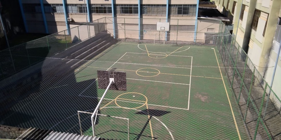 Segundo a 58ª CIPM, vítima estava na quadra da escola, quando foi atingido — Foto: Vanderson Nascimento/TV Bahia