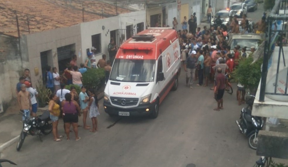 O irmão esfaqueado foi levado de ambulância para uma unidade hospitalar da região — Foto: Arquivo pessoal