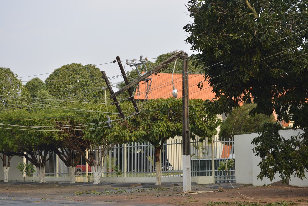 Poste de energia quebrou no meio em temporal (Foto: Diêgo Holanda/G1)