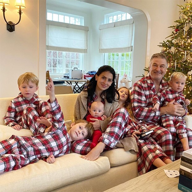 Hilaria e Alec Baldwin posam com os filhos (Foto: Reprodução / Instagram)