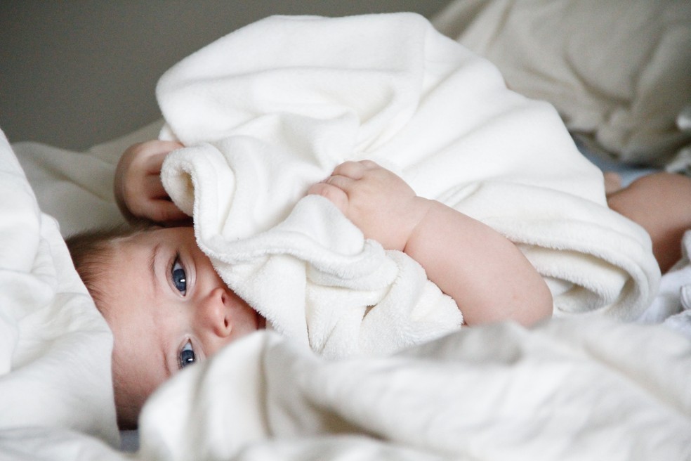 Bebê com cobertor (Foto: Michal Bar Haim/Unsplash)