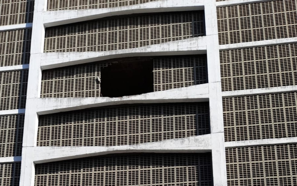 Dois carros caem do quarto andar de garagem no Comércio, em Salvador — Foto: Reprodução/Redes Sociais