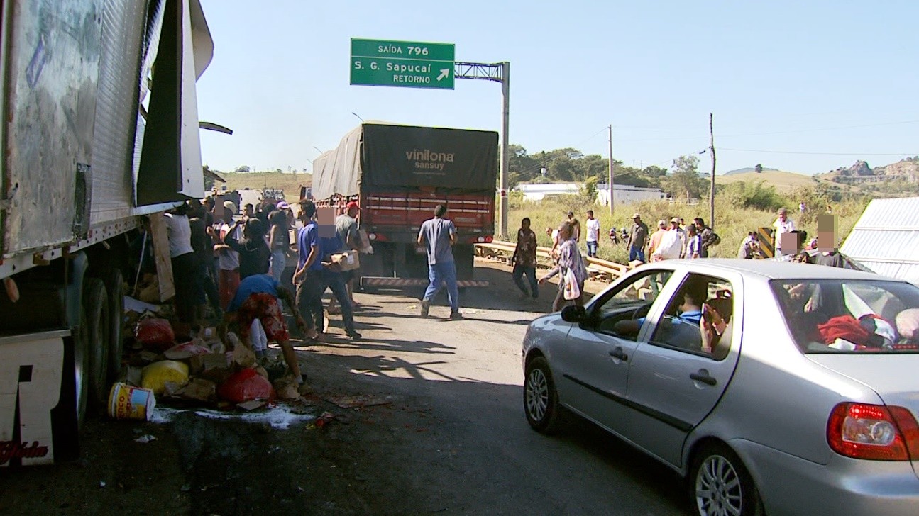 Carga de carreta é saqueada após engavetamento entre 7 veículos que deixou um morto em MG