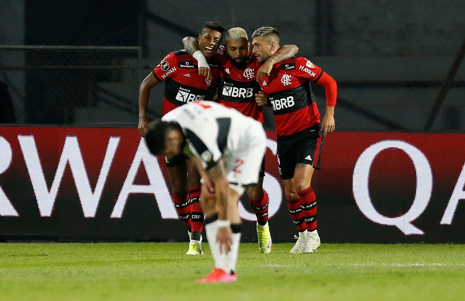 Jogadores do Flamengo reclamaram de terem sido alvo de ofensas racistas por parte da torcida do Olimpia, no Paraguai, durante partida da Libertadores 2021Pool via REUTERS