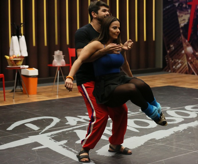 Viviane Araújo em treino de forró no &#39;Dança&#39; (Foto: Isabella Pinheiro / Gshow)