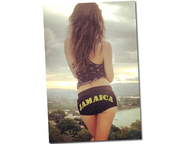 Isabeli Fontana com look à la Jamaica (Foto: Reprodução)