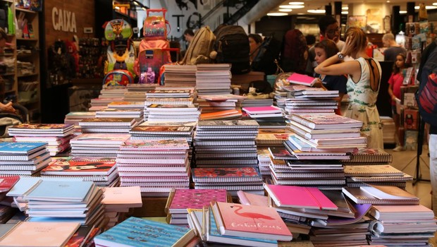 Loja vende material escolar (Foto: Rovena Rosa/Agência Brasil)