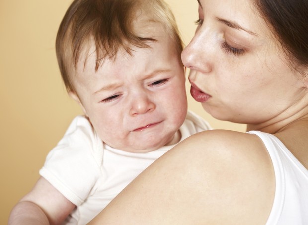 Bebê chorando choro colo mãe (Foto: Thinkstock)