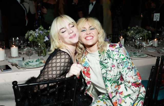 LOS ANGELES, CALIFORNIA - NOVEMBER 06: (L-R) Billie Eilish and Miley Cyrus, both wearing Gucci, attend the 10th Annual LACMA ART+FILM GALA honoring Amy Sherald, Kehinde Wiley, and Steven Spielberg presented by Gucci at Los Angeles County Museum of Art on  (Foto: Getty Images for LACMA)