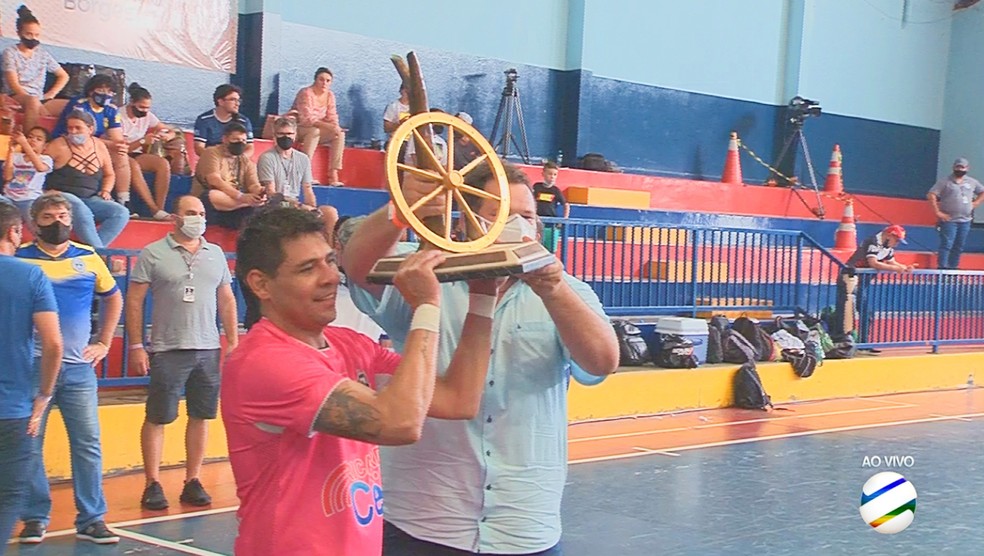 Goleiro Marcos, do Miranda Futsal, um dos grandes destaques da partida, ergue o troféu da Copa Morena — Foto: Reprodução/TV Morena