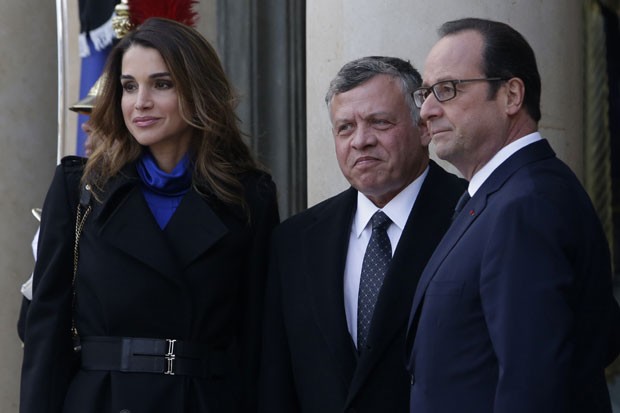 O presidente francês recebe a rainha Rania e o rei Abdullah, da Jordânia, neste domingo (11) em Paris (Foto: Thibault Camus/AP)
