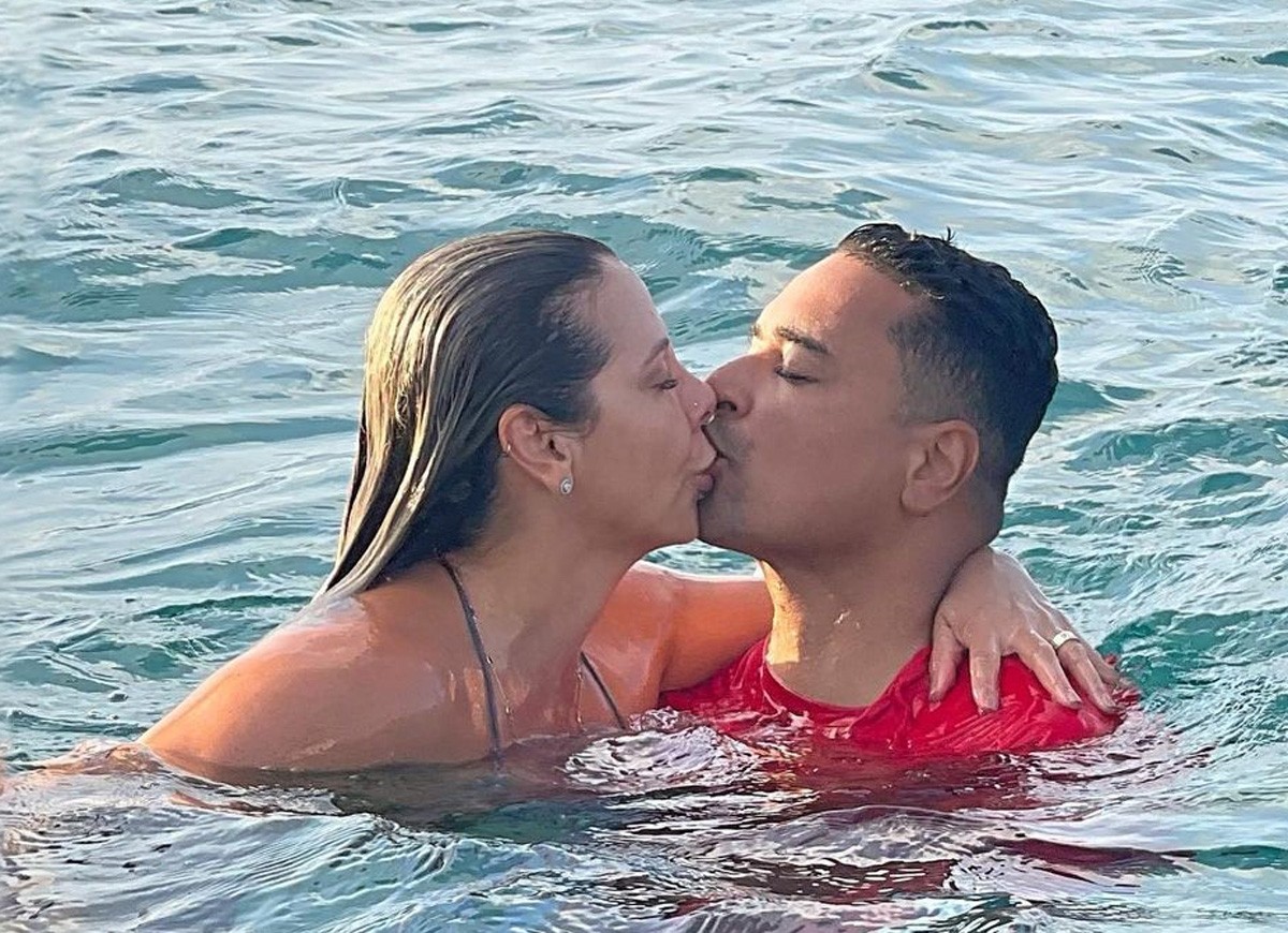 Carla Perez e Xanddy se beijam no mar de Fernando de Noronha (Foto: Reprodução/Instagram)