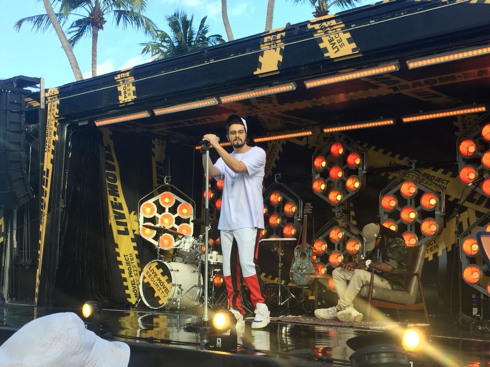 Luan Santana faz show surpresa de graça na orla da Ponta Verde, em Maceió — Foto: George Arroxelas/G1