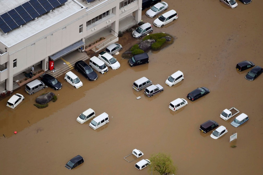 Veículos estão embaixo d'água em Marumori, província japonesa de Miyagi, nesta segunda-feira (14), após a passagem do furacão Hagibis — Foto: Notícias Kyodo via AP