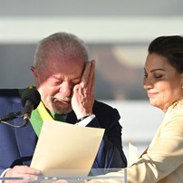 Lula se emocionou ao discursar contra a fome, que prometeu erradicar novamente — Foto: Evaristo Sa/AFP