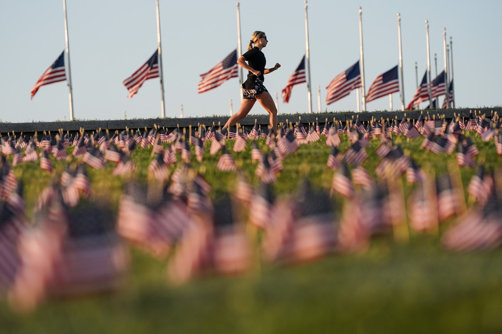 Na cidade de Washington DC, bandeiras foram colocadas em um campo para lembrar as 200 mil vítimas da Covid-19 — Foto: Joshua Roberts/Reuters