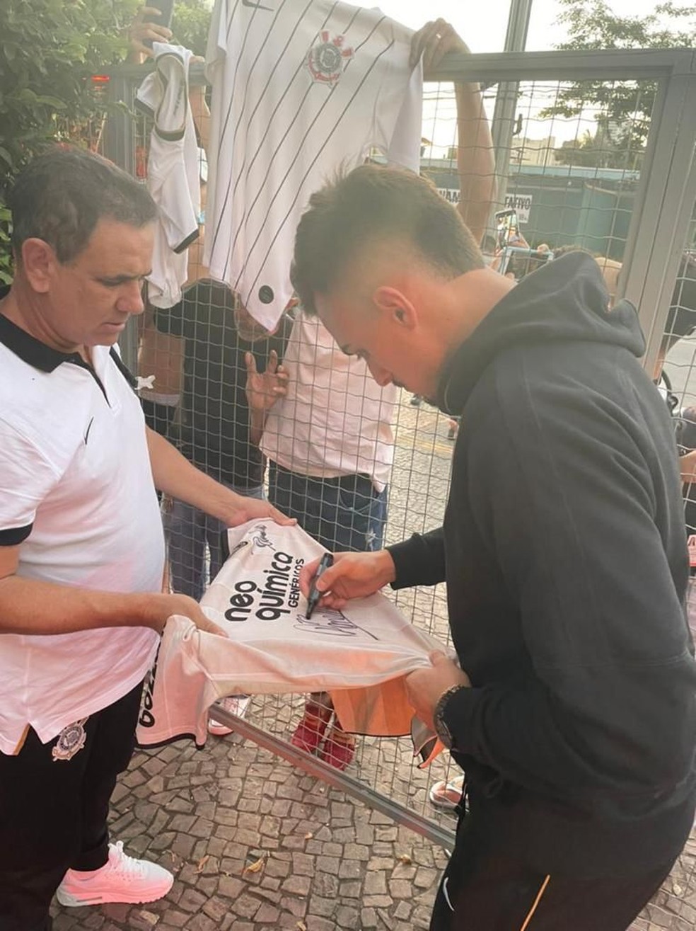 Matheus Donelli na chegada do Corinthians a Goiânia — Foto: Flávio Ortega/Ag. Corinthians