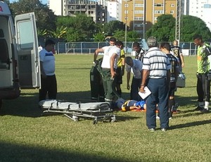 Meia Gustavinho, do Vitória-ES, precisou ser socorrido numa ambulância (Foto: Bruno Marques/Globoesporte.com)