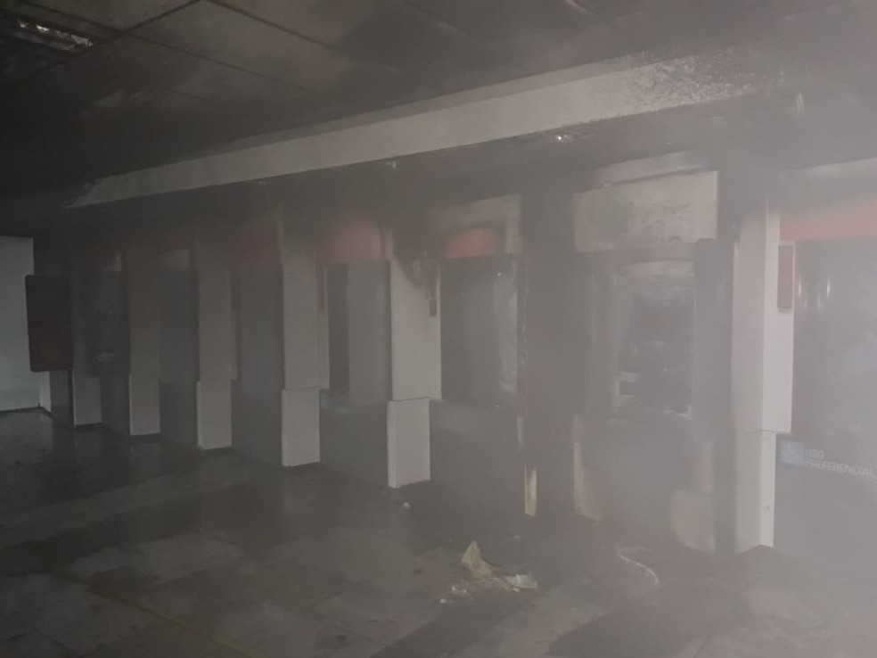 Segundo a polícia, o fogo destruiu caixas e o teto do banco, localizado no Bairro Boa Esperança, em Cuiabá (Foto: Juacir Rodrigues/TV Centro América)