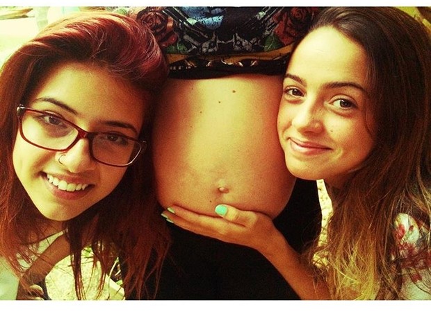 Maria Luiza e Clara ao lado da barriga da mãe (Foto: Arquivo pessoal/ Paloma Duarte)