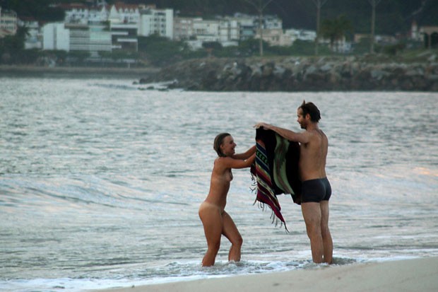 Mulher foi coberta com uma toalha ao sair do mar (Foto: Alessandro Buzas/Futura Press/Estadão Conteúdo)