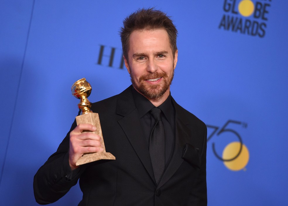 Sam Rockwell segura seu Globo de Ouro de melhor ator coadjuvante em filme por 'Três anúncios para um crime' (Foto:  Jordan Strauss/Invision/AP)