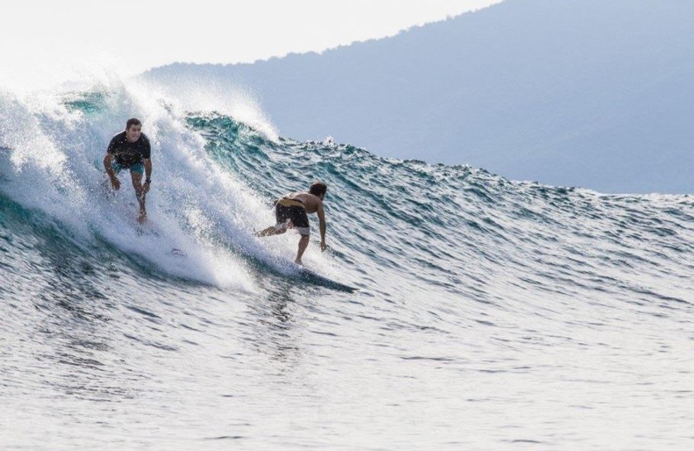 Fábio Gouveia e Ian Gouveia surfam juntos no Havaí: a emoção de ver o filho disputando o Circuito Mundial (Foto: WSL / TOM TOLEDO/ HANG LOOSE)