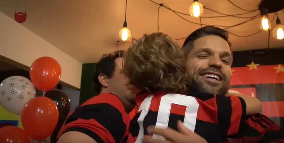 Diego abraça o pequeno Lucca em festa de aniversário — Foto: Reprodução