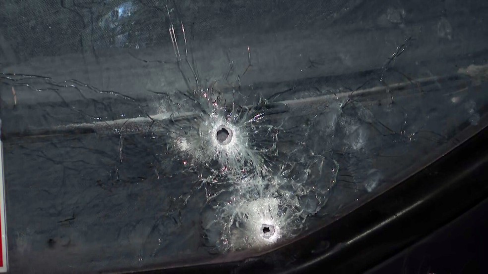 Marcas de tiros em veículo — Foto: Reprodução/TV Globo